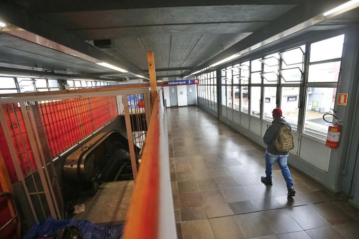Escada rolante em manutenção