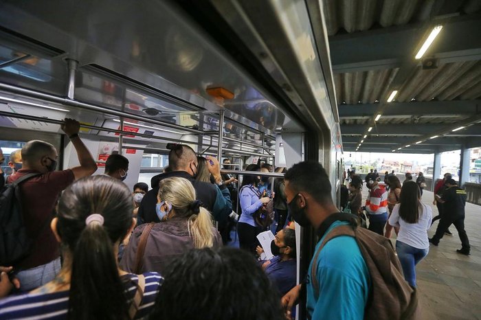 Embarque é uma corrida para achar o melhor lugar dentro do trem durante o pico do movimento
