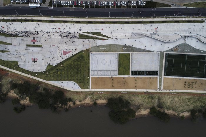 Área com quadras e campos