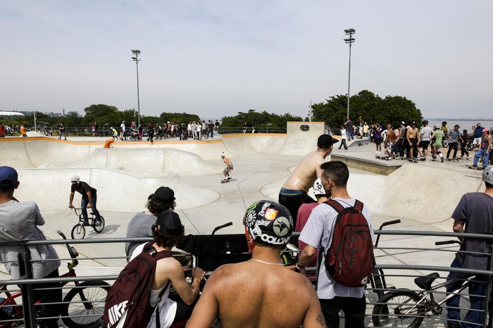 Pessoas andam de skate e bicicleta na nova pista da orla do Guaíba