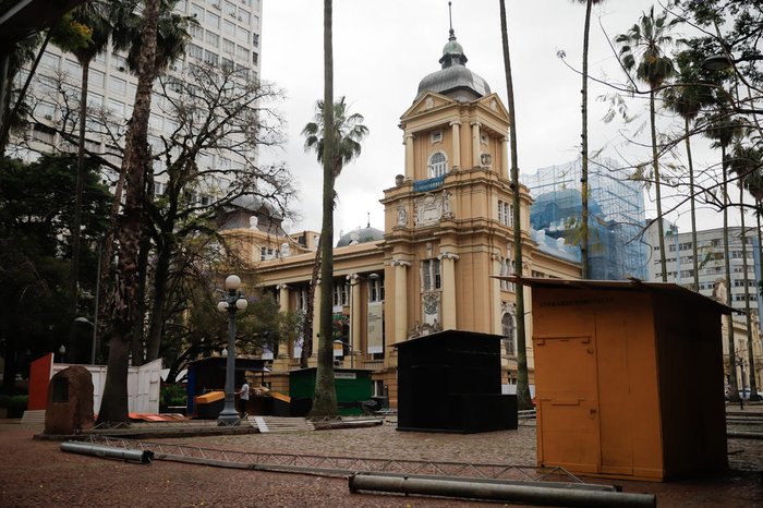 Feira ocorre na Praça da Alfândega