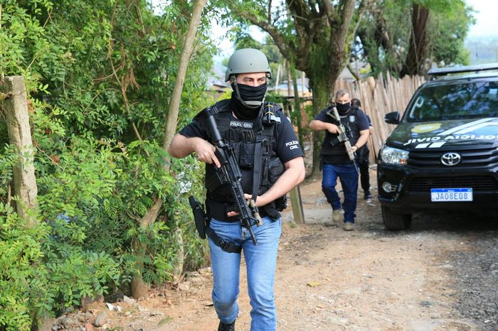 Polícia não divulgou os nomes dos investigados e apura a participação de outros envolvidos