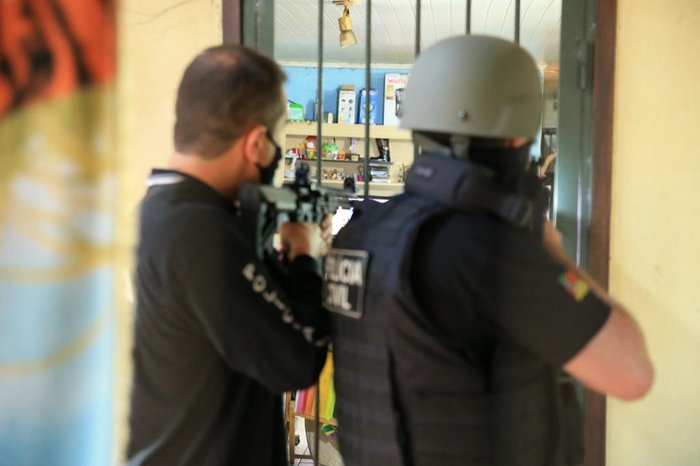 Agentes da Delegacia de Roubos de Veículos do Deic cumpriram quatro mandados de busca