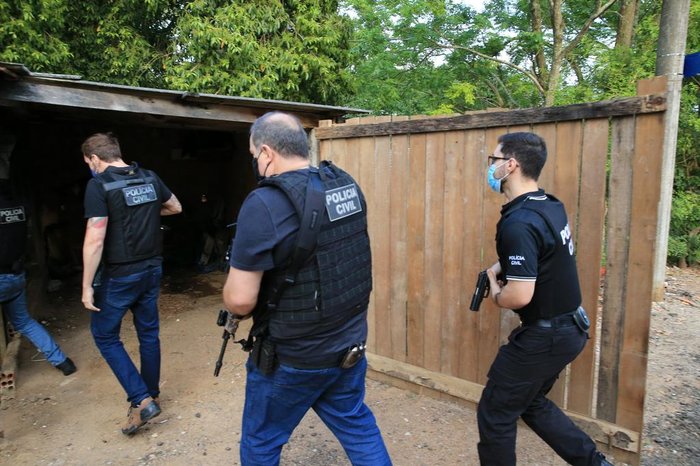 Alguns dos suspeitos já têm antecedentes criminais, principalmente por furto ou roubo de veículos