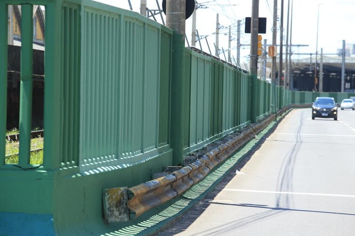 Trensurb também se mobilizou e decidiu pintar o muro que separa os trilhos da Avenida Mauá