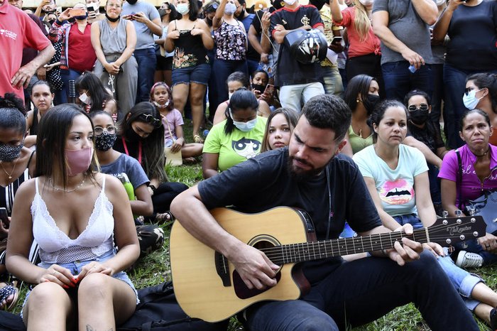 Em frente ao ginásio, onde ocorreu o velório, fãs cantavam músicas de Marília