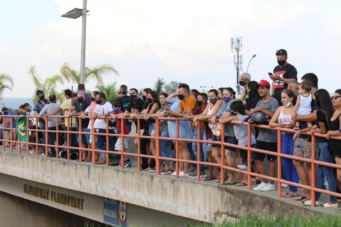 Fãs acompanharam o cortejo em cima de viaduto