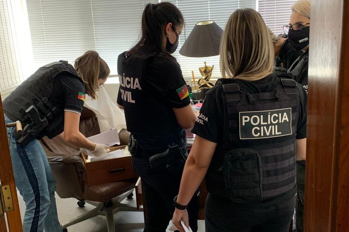 Agentes da Polícia Civil cumpriram mandados em dois endereços em Porto Alegre