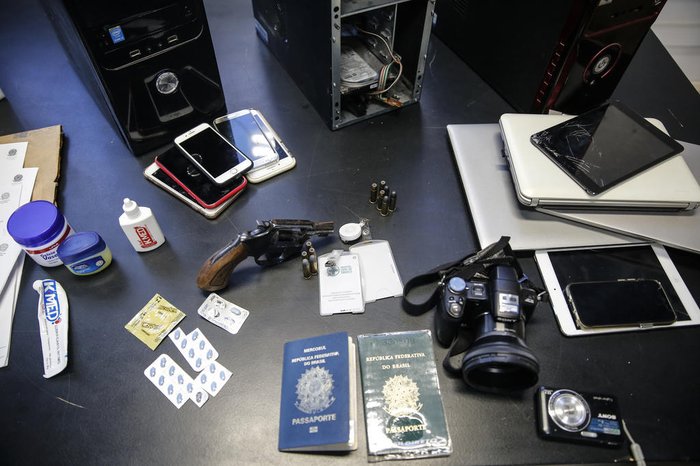 Medicamentos, preservativos, documentos, celulares e arma foram apreendidos