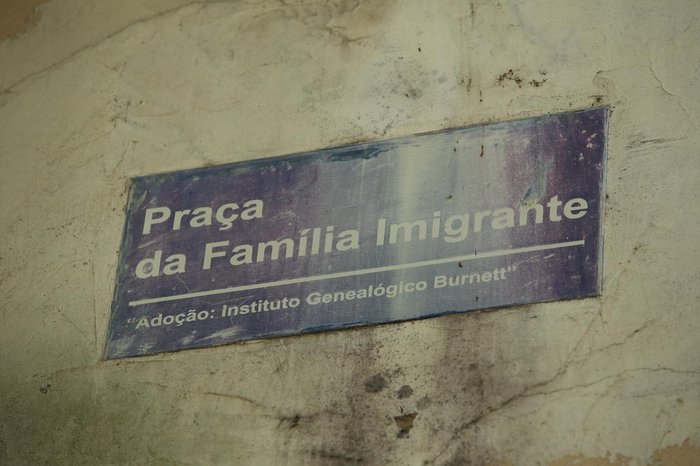 Placa que leva o nome da praça