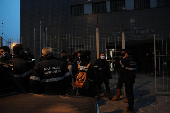 Promotores, Ministério Público, fiscais agropecuários e policiais foram mobilizados para a operação em Caxias do Sul
