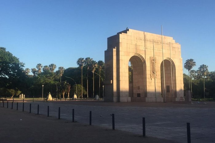 A segunda-feira começou com céu limpo em Porto Alegre