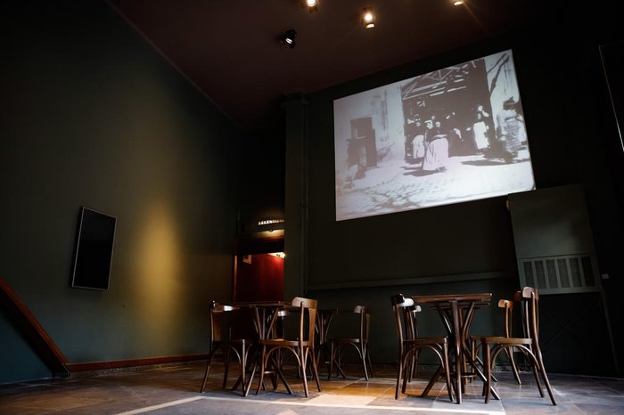 Espaço para os clientes no lounge do cinema