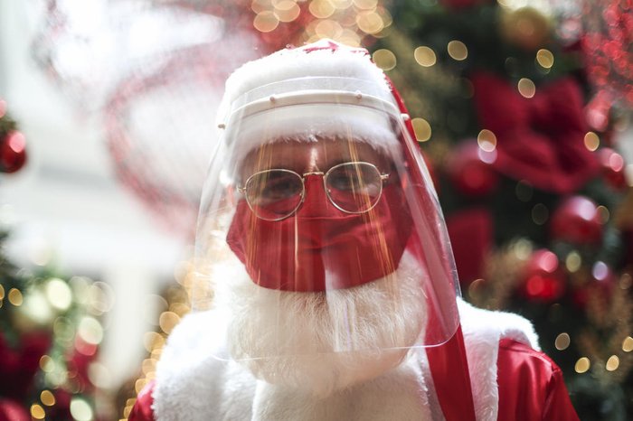 Papai Noel do Iguatemi utiliza máscara e face shield para atender as crianças