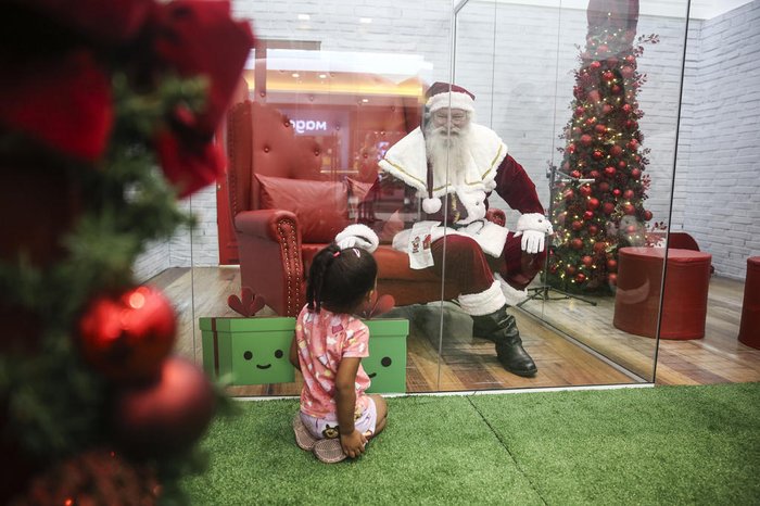 Mariana Bernardes, três anos, teve seu reencontro com o Papai Noel na terça-feira