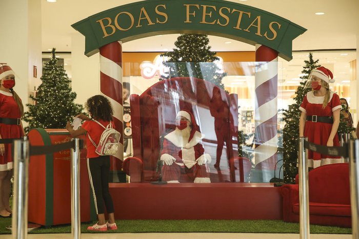 No Praia de Belas, um painel de acrílico ajuda a manter o distanciamento entre o Noel e as crianças
