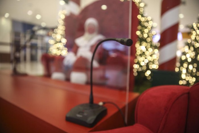 Há microfones instalados para que as crianças possam conversar com o Bom Velhinho