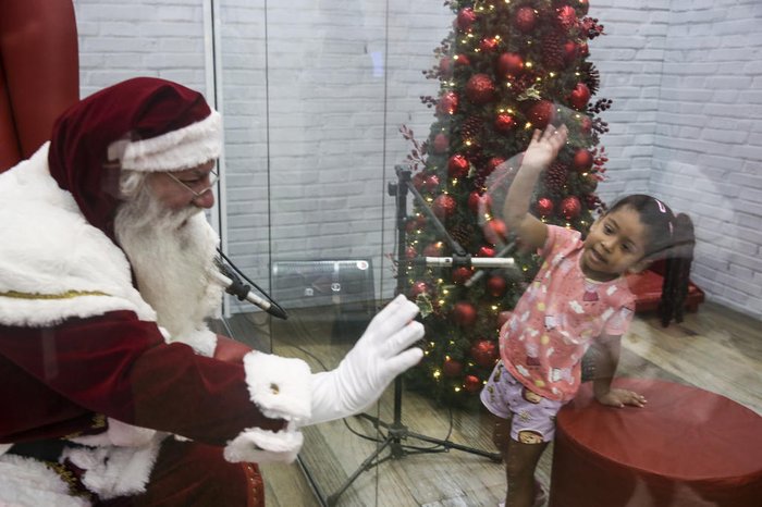Apesar do vidro que os separava, a pequena interagiu empolgada com o Bom Velhinho