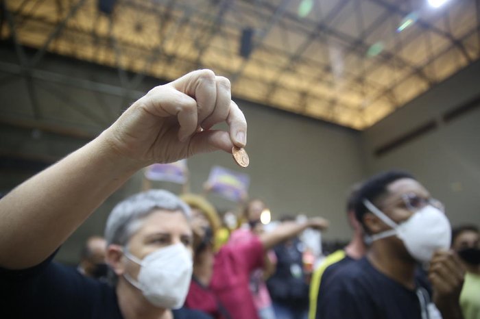 Moedas foram lançadas no plenário em protesto contra a provação