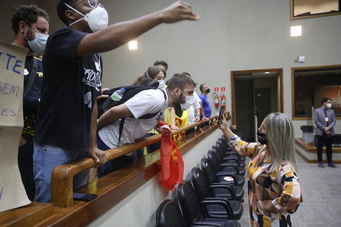 Sessão teve discussões acaloradas mais uma vez