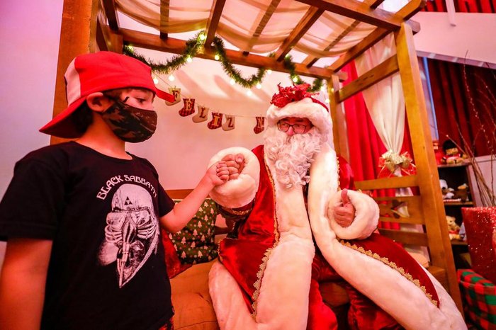 Visitantes  precisam  usar máscara de proteção para acessar a Casa do Papai Noel