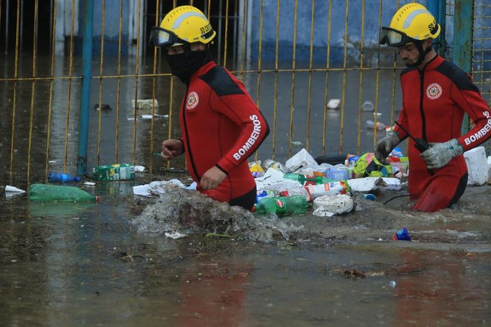 Bombeiros precisaram ajudar uma família a sair de casa no Sarandi