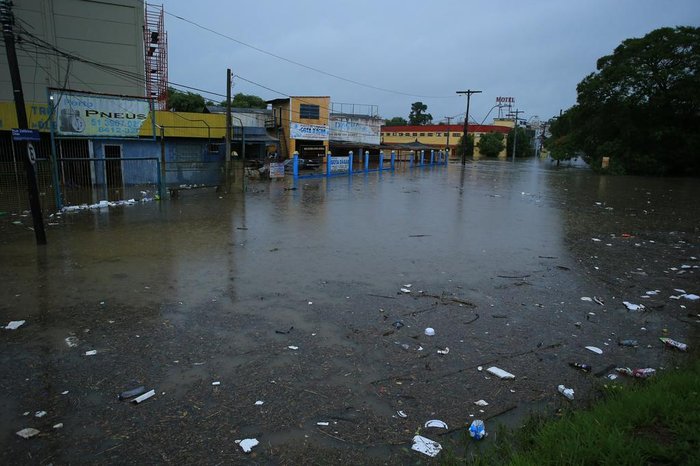 Muitas vias ficaram alagadas, principalmente na Zona Norte