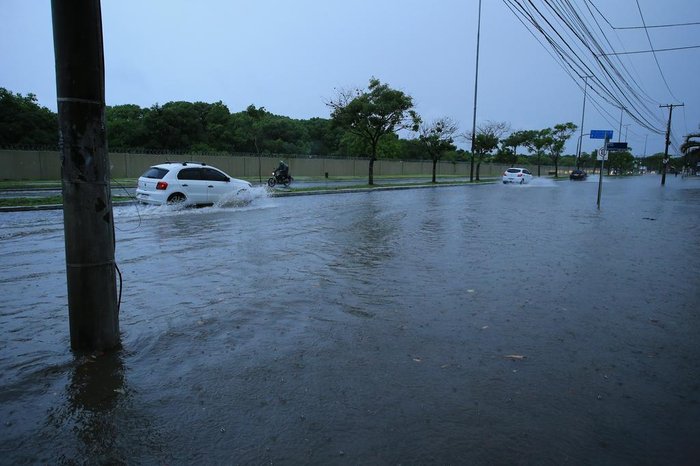Chuva forte da madrugada causa transtornos na Capital na manhã desta segunda-feira