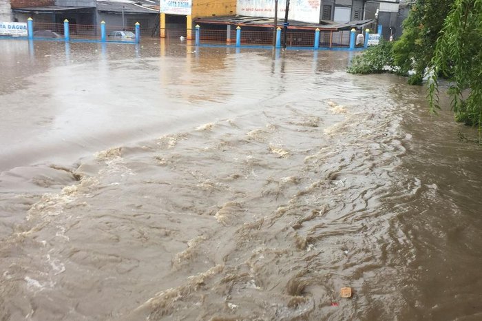Alagamento atingiu a Avenida Sertório