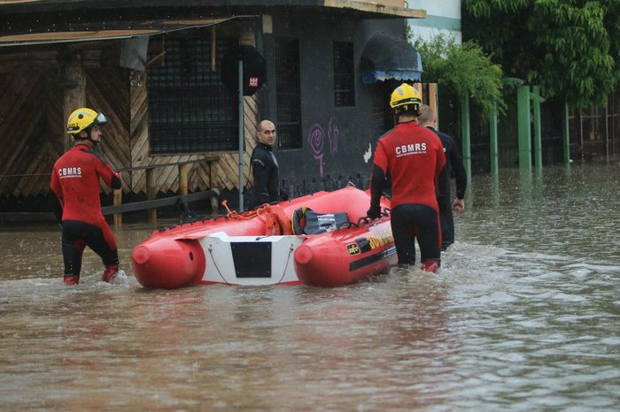 Bombeiros usaram bote salva-vidas