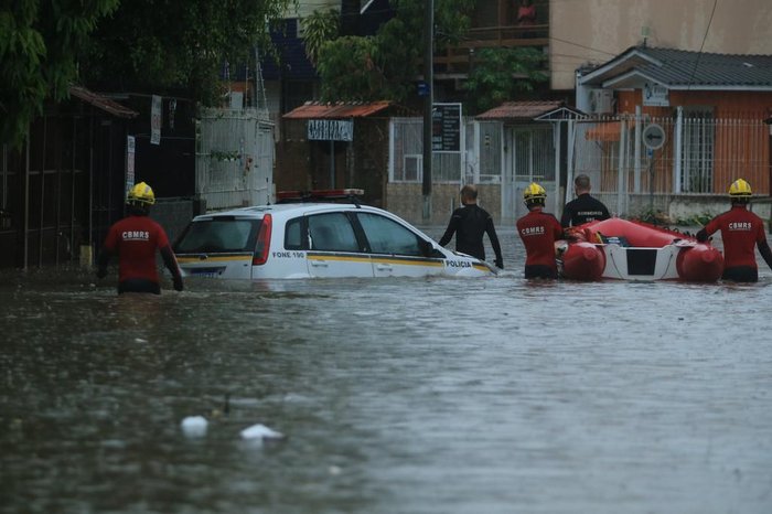 Viatura da BM em rua alagada da Zona Norte