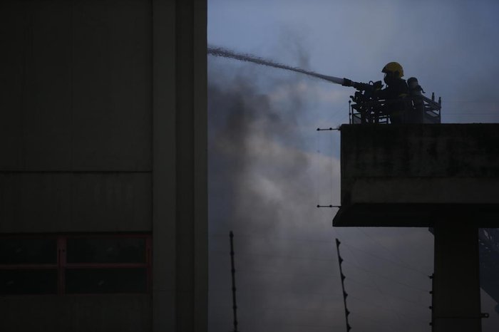Durante toda a tarde, os bombeiros trabalharam para controlar as labaredas, que ainda podiam ser vistas por volta das 16h