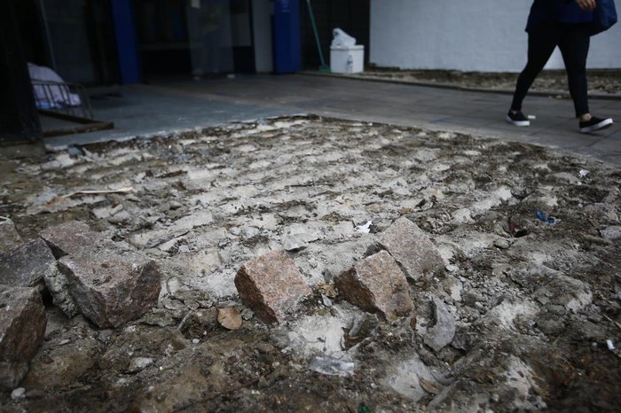 Pedras impediriam que moradores de rua deitassem no local