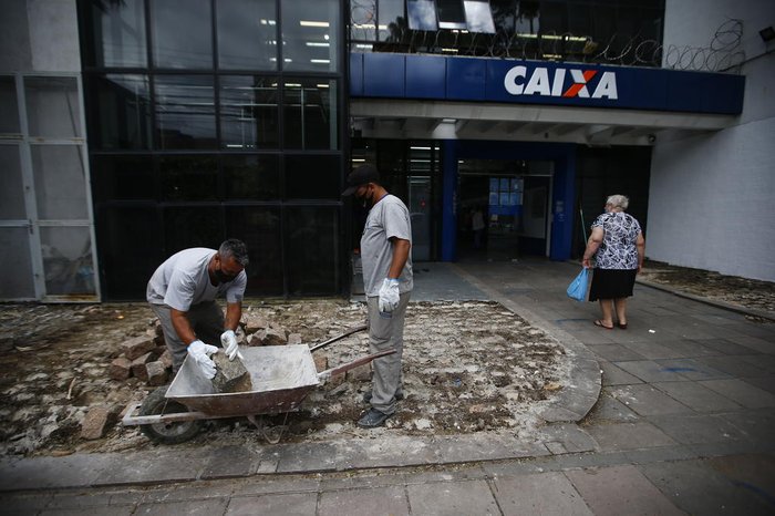 Agência da Caixa no número 1.316 retirou paralelepípedos concretados ao lado da calçada na manhã desta terça (7)