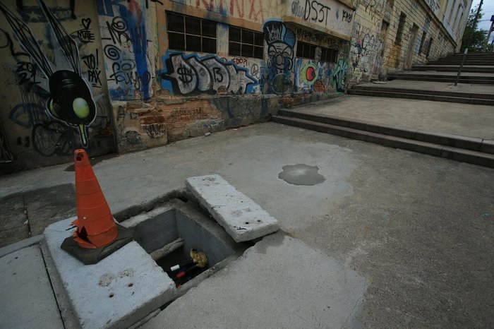 Caixa de iluminação aberta no meio da escadaria