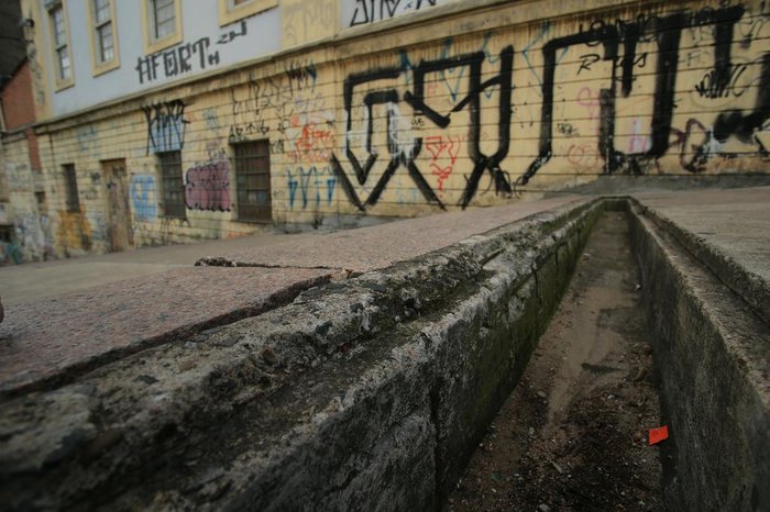 Há fendas e abertas entre os degraus