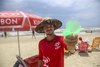 Brendon vende picolés pelas areias do Litoral Norte desde 2017