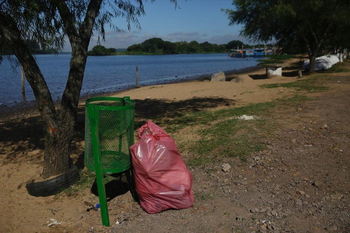Área próxima ao rio recebeu lixeiras