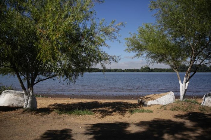 Prefeitura de Canoas promoveu limpeza da faixa de areia na praia de Paquetá