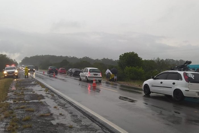 Acidente envolvendo três veículos e uma motocicleta foi registrado no km 53 da ERS-040