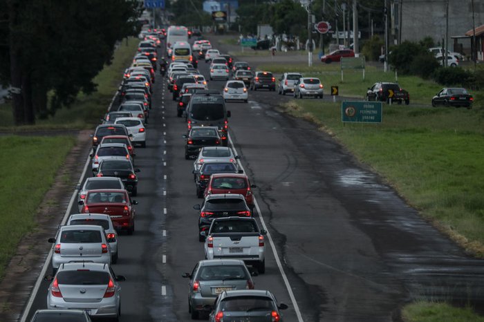 A RS-030 teve trânsito muito lento, às vezes quase parando, perto do viaduto da Estrada do Mar