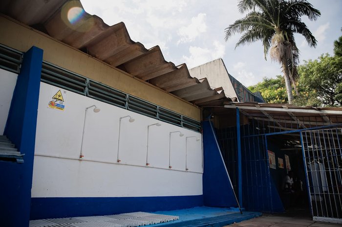 O local adotará medidas sanitárias, como uso obrigatório de máscaras, espaçamento na fila e restrição do número de pessoas nos vertiários