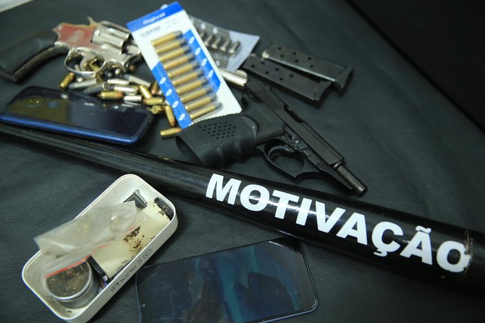 Armas, celulares e bastões foram apreendidos