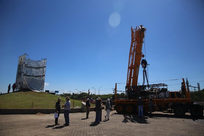 Operação para colocar o monumento no lugar dependeu da liberação da Infraero por conta da proximidade do aeroporto