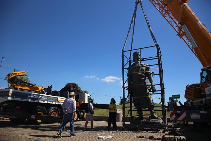 Monumento foi erguido verticalmente para ser içado de volta à base do sítio