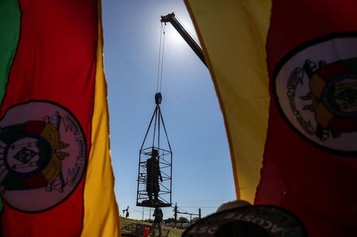 A operação para colocá-lo no lugar estava prevista para durar 15 minutos e começou exatamente às 16h