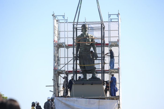 Equipe terminou a fixação do monumento no local por volta das 18h20min desta terça-feira