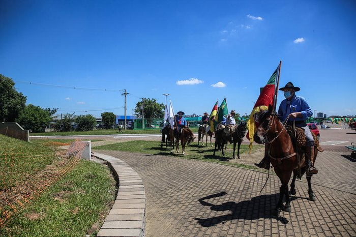 Oito cavalarianos do MTG acompanharam o translado da escultura até o seu sítio
