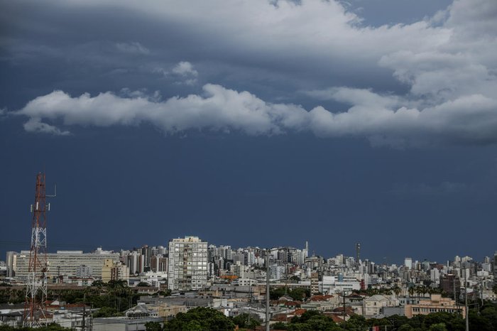Nuvens carregadas anunciaram a chegada da chuva na Capital
