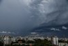 Por volta das 18h, céu ficou escuro em Porto Alegre por conta da virada no tempo